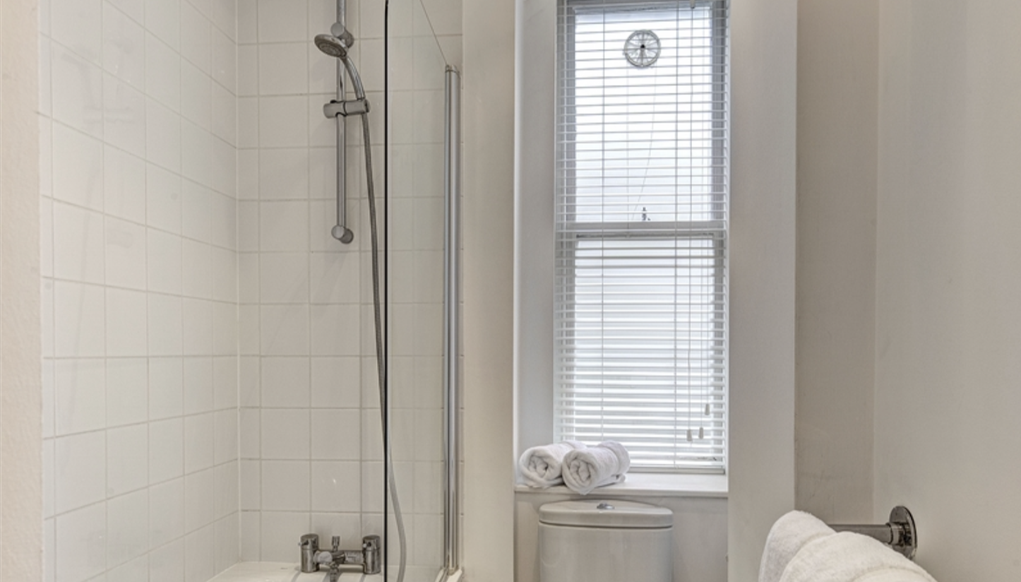 Flat 42, 39 Hill Street, London, W1J 5Na