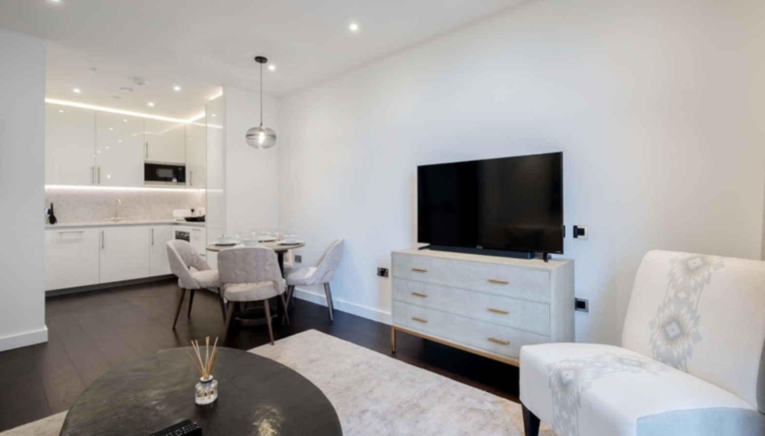 14, Thornes House, 4, Charles Clowes Walk, London, SW11 7AG