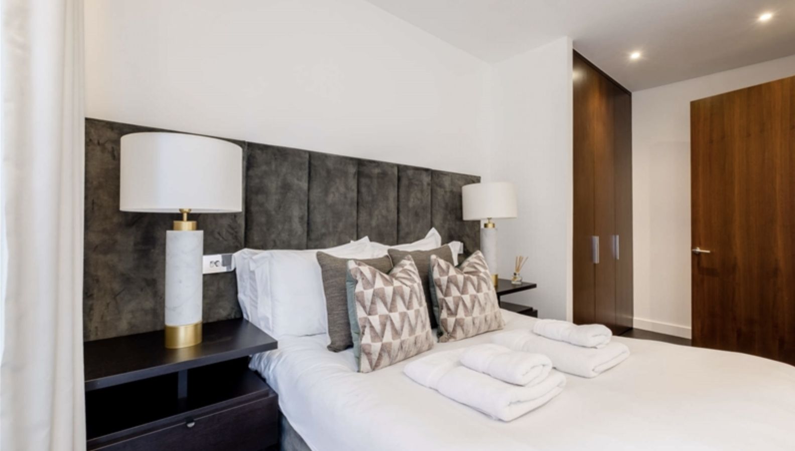 14, Thornes House, 4, Charles Clowes Walk, London, SW11 7AG