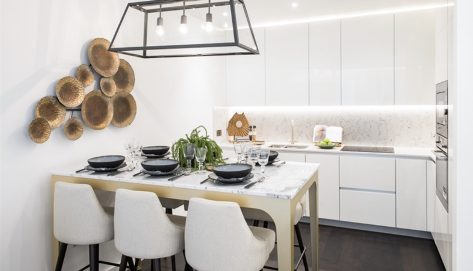24, Thornes House, 4, Charles Clowes Walk, London, SW11 7AG